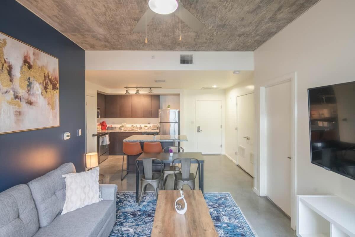 Apartment Vibrant 2bd - Cdt - Gym, Pool, Parking - Sleep 8 Phoenix