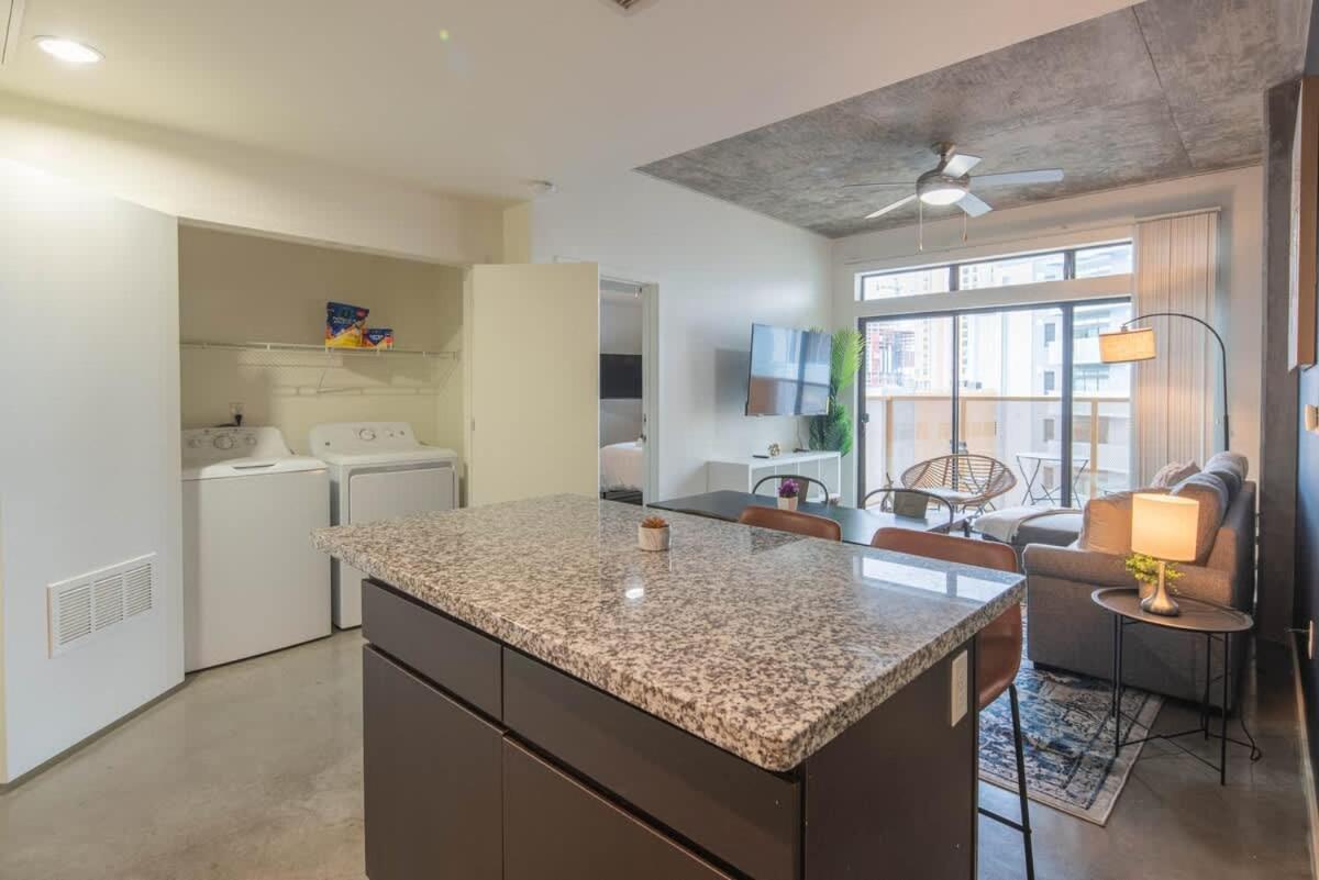 Vibrant 2bd - Cdt - Gym, Pool, Parking - Sleep 8 Apartment *
