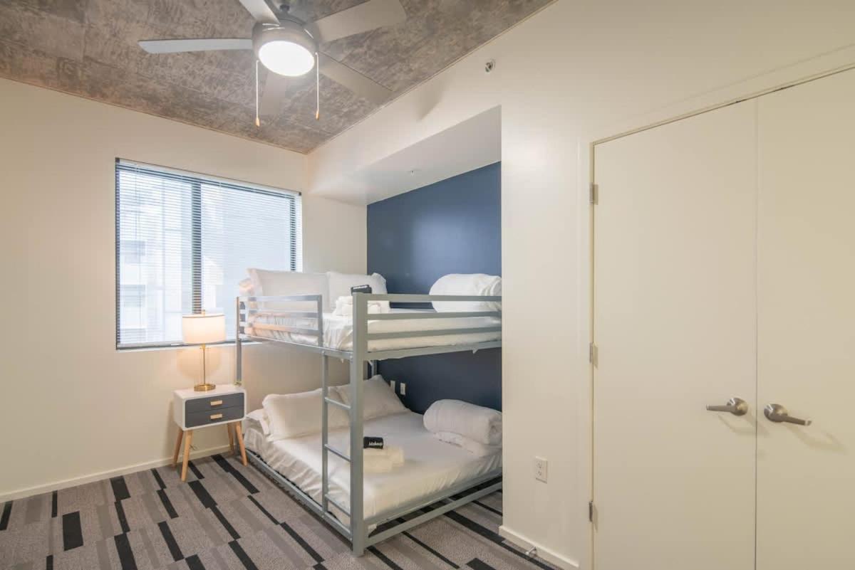 Vibrant 2bd - Cdt - Gym, Pool, Parking - Sleep 8 *