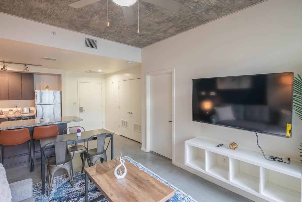 Apartment Vibrant 2bd - Cdt - Gym, Pool, Parking - Sleep 8 Phoenix